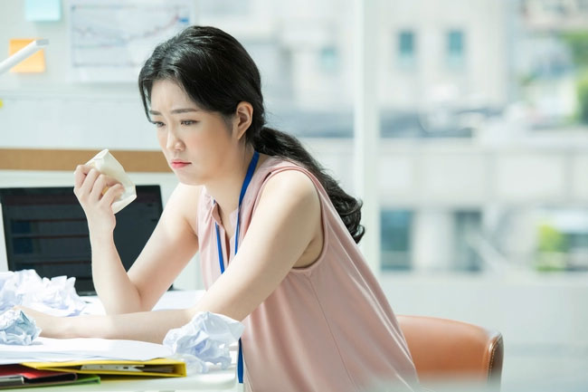 Tặng cháu gái cái váy, anh trai cầm ngắm nghía rồi vứt trả lại tôi cùng câu nói cay đắng-1