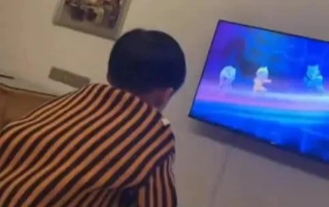 Giao điện thoại cho con vài phút, cặp vợ chồng không ngờ hành trình về quê ăn Tết bị đảo lộn, cư dân mạng xem mà xót giùm-1