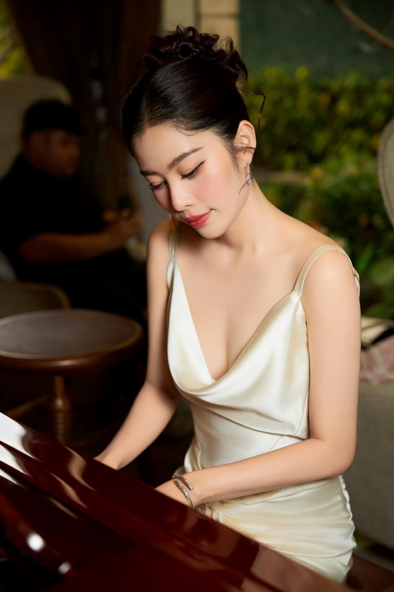 Nam Em gây tranh cãi với clip ngồi trong xe đẩy siêu thị-4