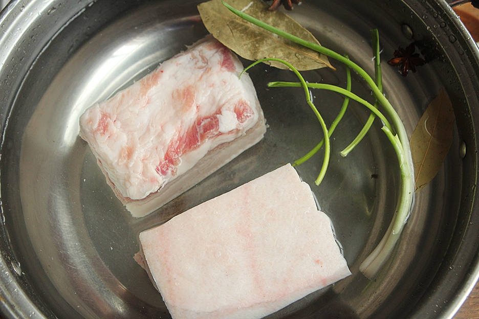 Mâm cơm ngày Tết có món thịt quay hấp chao khoai môn thêm ngon đậm đà và đầm ấm-2