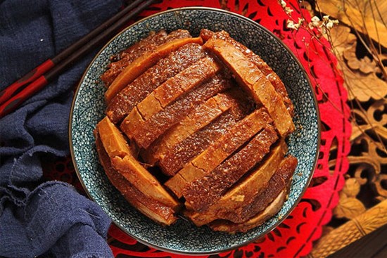 Mâm cơm ngày Tết có món thịt quay hấp chao khoai môn thêm ngon đậm đà và đầm ấm