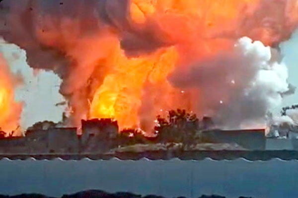 Màn ăn vạ kỳ quặc khi đụng xe khiến nữ tài xế thành trò cười-3