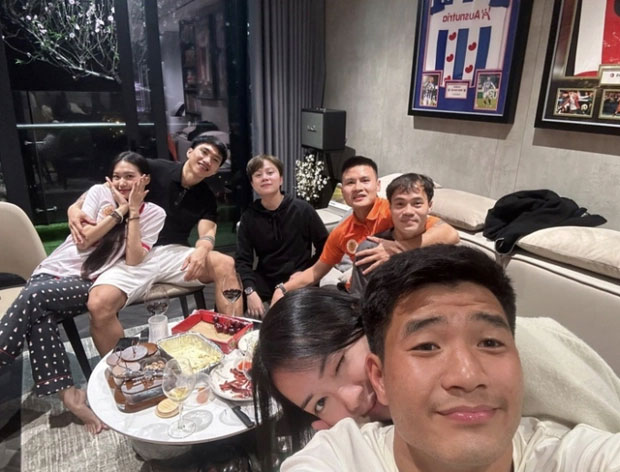 Hội cầu thủ ăn tất niên tại nhà Văn Hậu - Hải My: Gia chủ ôm nhau tình tứ, có Quang Hải nhưng thiếu một người đặc biệt-1