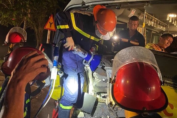 Cắt thành thùng xe buýt để giải cứu nạn nhân bị mắc kẹt sau tai nạn ở Nghệ An-1