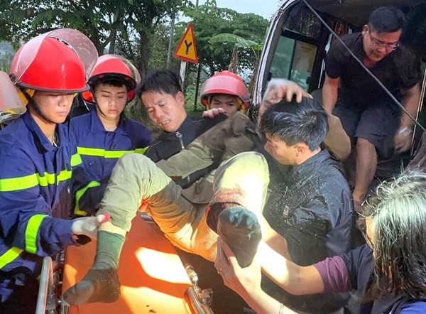Cắt thành thùng xe buýt để giải cứu nạn nhân bị mắc kẹt sau tai nạn ở Nghệ An-2