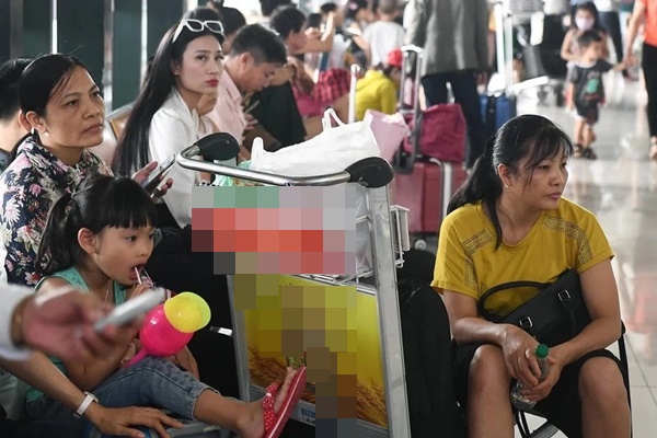 Mua vé máy bay hết 18 triệu mà delay 9 giờ rồi về quê làm sao-1