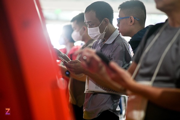 Mua vé máy bay hết 18 triệu mà delay 9 giờ rồi về quê làm sao-2