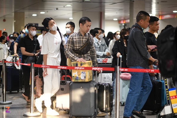 Mua vé máy bay hết 18 triệu mà delay 9 giờ rồi về quê làm sao-3