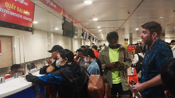 Mua vé máy bay hết 18 triệu mà delay 9 giờ rồi về quê làm sao-4