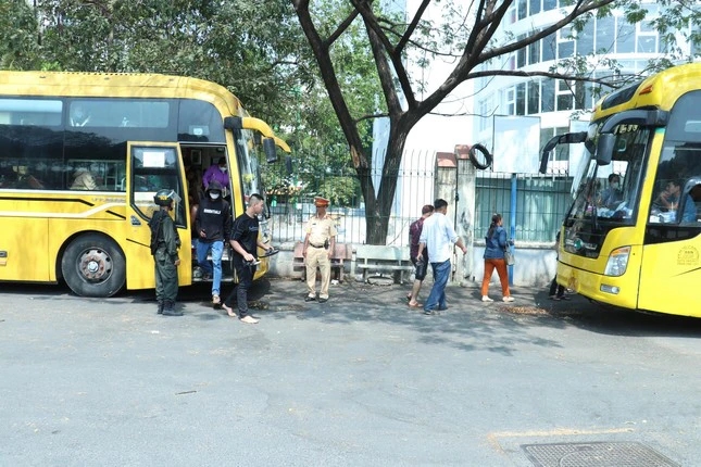 Nghẹt thở xe 40 chỗ nhồi 64 người-3