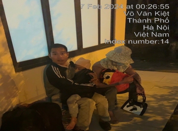 Cảnh sát giao thông Hà Nội giúp đỡ một gia đình 4 người đi lạc trong đêm mưa rét-1