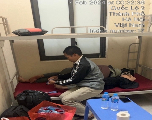 Cảnh sát giao thông Hà Nội giúp đỡ một gia đình 4 người đi lạc trong đêm mưa rét-2