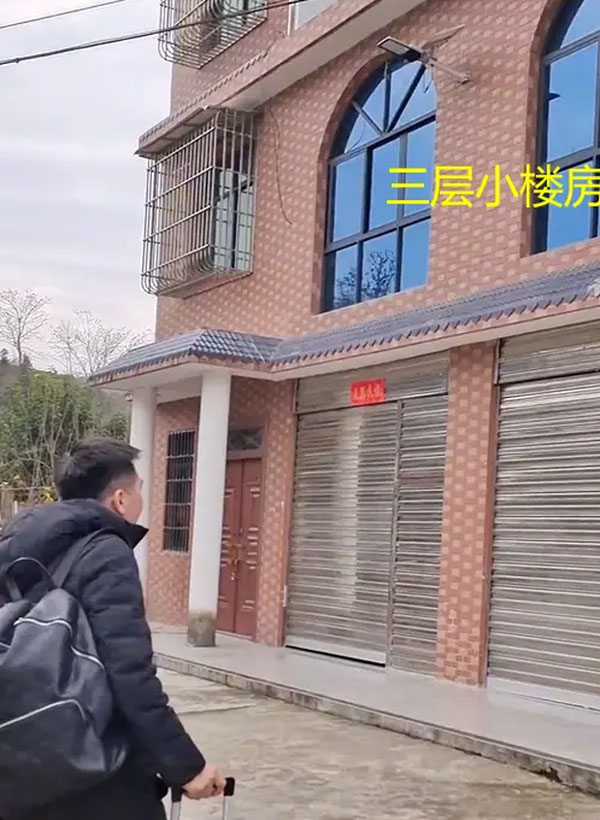 Đưa vợ con về quê ăn Tết, con trai đợi mẹ ra mở cổng như mọi năm rồi bật khóc khi thấy cảnh này-1