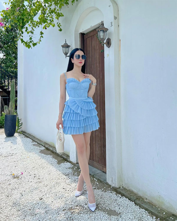 10 set váy liền trẻ trung và sang trọng tham khảo từ mỹ nhân Việt-7