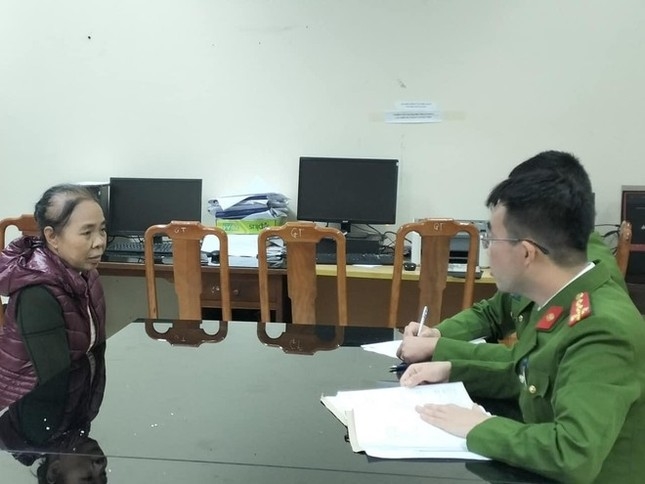 Ra đầu thú sau 20 năm trốn truy nã, người phụ nữ được tại ngoại về ăn Tết-1