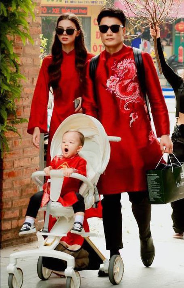 Thủ môn Bùi Tiến Dũng cùng vợ Tây diện áo dài xuống phố, thần thái cực ngầu như đi trên sàn catwalk-1