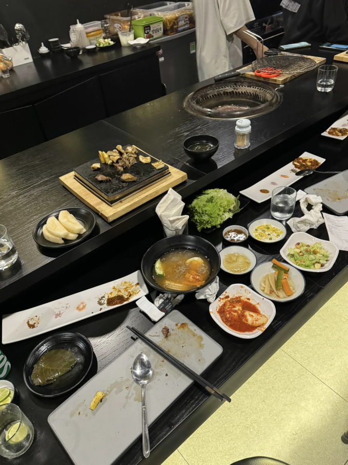 Đi ăn buffet ngày giáp Tết, khách tố bị nhân viên rắc muối đuổi vía: Chủ quán lên tiếng dỗi ngược rồi đòi thanh lý quán cho chị vừa lòng!-1