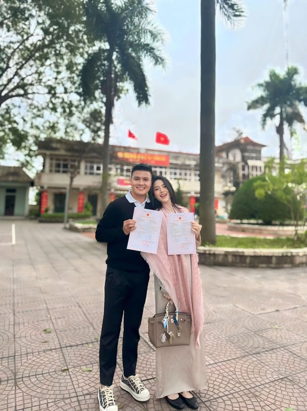 Hot: Quang Hải và Chu Thanh Huyền khoe giấy đăng kí kết hôn, chính thức trở thành vợ chồng hợp pháp-1
