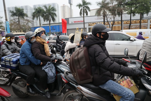 Kết thúc ngày làm cuối cùng của năm, dòng người hối hả rời Hà Nội trước kỳ nghỉ Tết-4