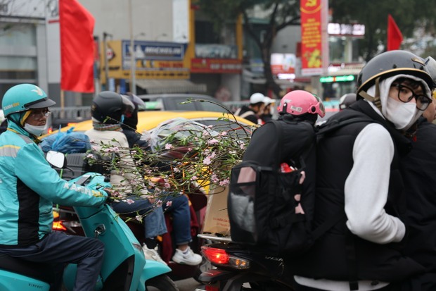Kết thúc ngày làm cuối cùng của năm, dòng người hối hả rời Hà Nội trước kỳ nghỉ Tết-5