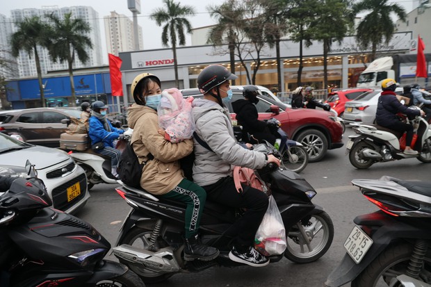 Kết thúc ngày làm cuối cùng của năm, dòng người hối hả rời Hà Nội trước kỳ nghỉ Tết-6