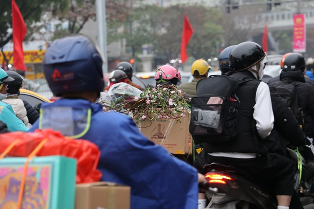 Kết thúc ngày làm cuối cùng của năm, dòng người hối hả rời Hà Nội trước kỳ nghỉ Tết-8