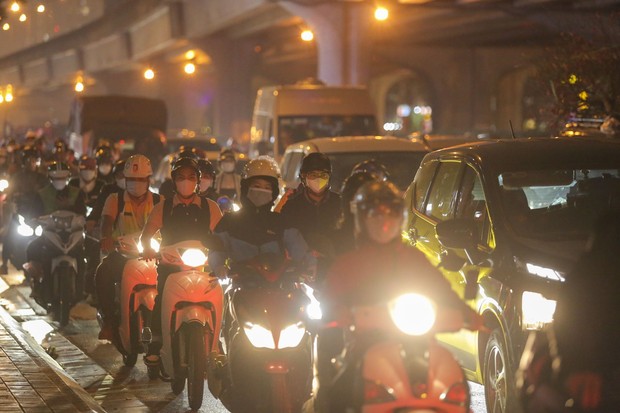 Kết thúc ngày làm cuối cùng của năm, dòng người hối hả rời Hà Nội trước kỳ nghỉ Tết-12