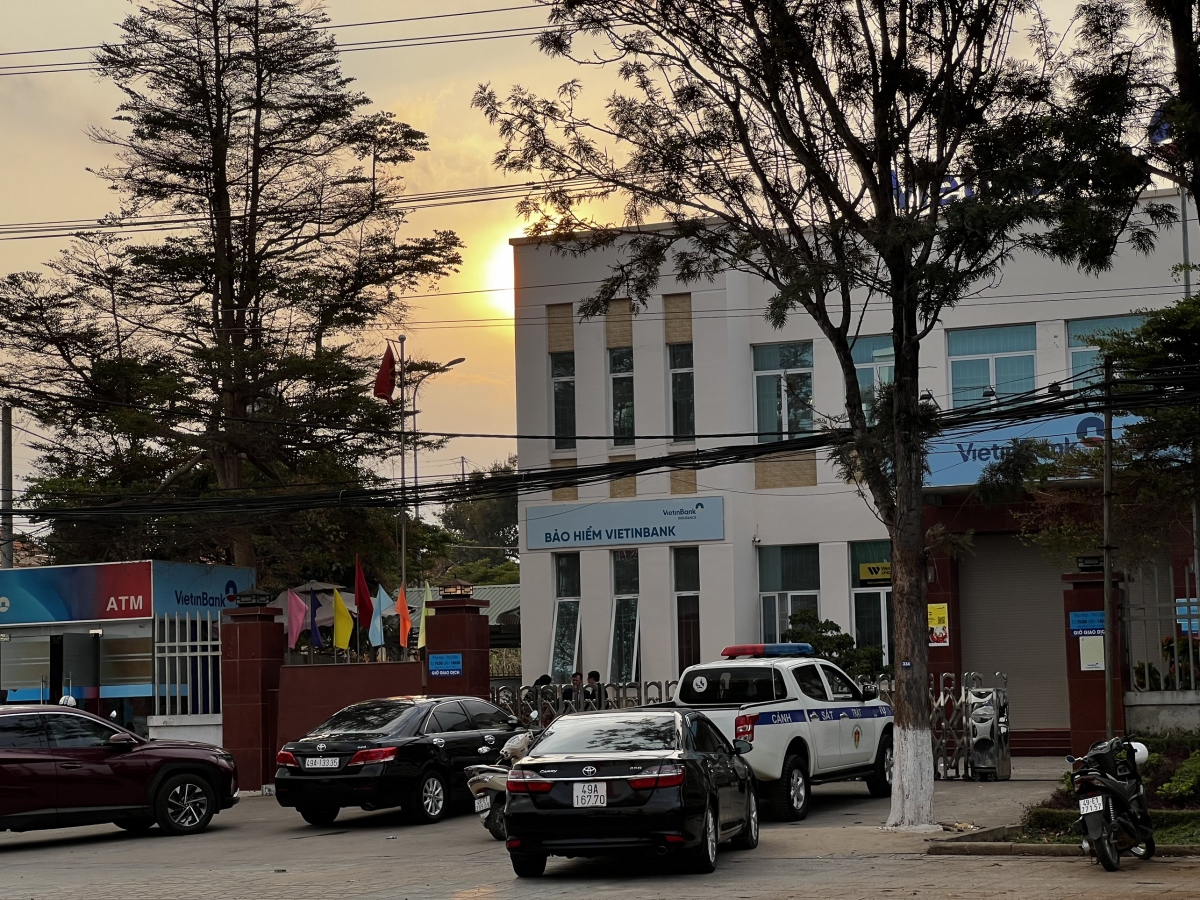 Truy bắt đối tượng dùng súng cướp ngân hàng tại Lâm Đồng-2