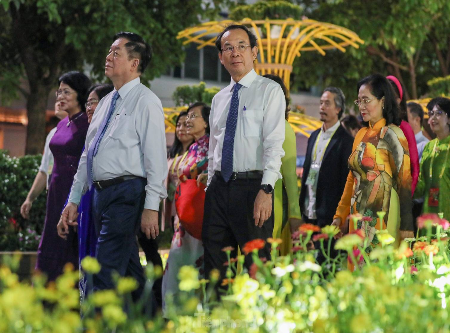 Biển người đổ về đường hoa Nguyễn Huệ săn rồng trong ngày khai mạc-1