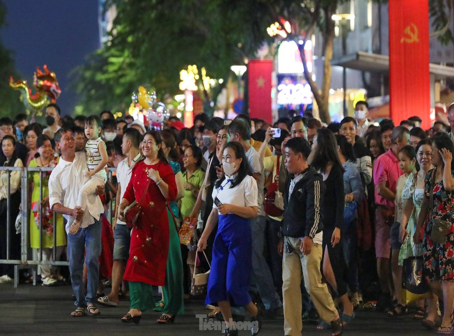 Biển người đổ về đường hoa Nguyễn Huệ săn rồng trong ngày khai mạc-4