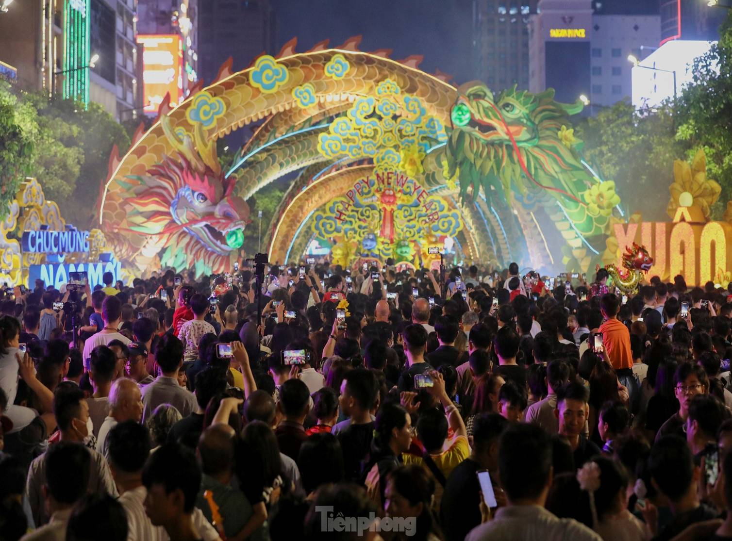 Biển người đổ về đường hoa Nguyễn Huệ săn rồng trong ngày khai mạc-7