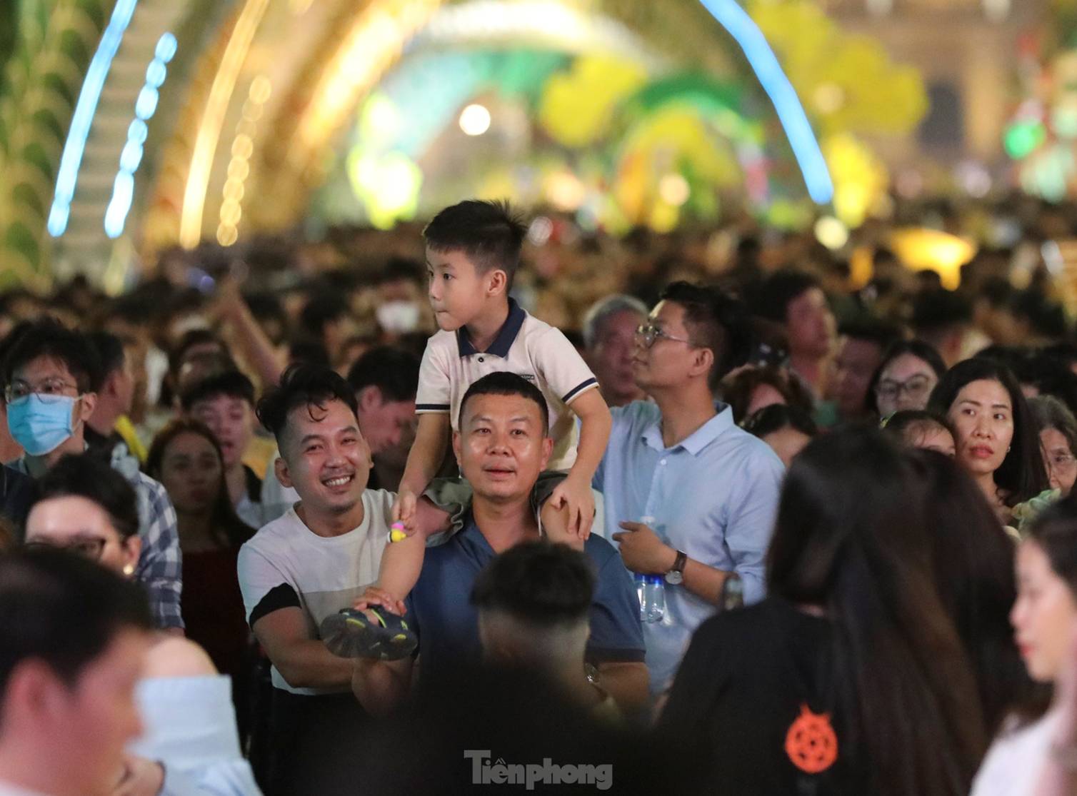 Biển người đổ về đường hoa Nguyễn Huệ săn rồng trong ngày khai mạc-12