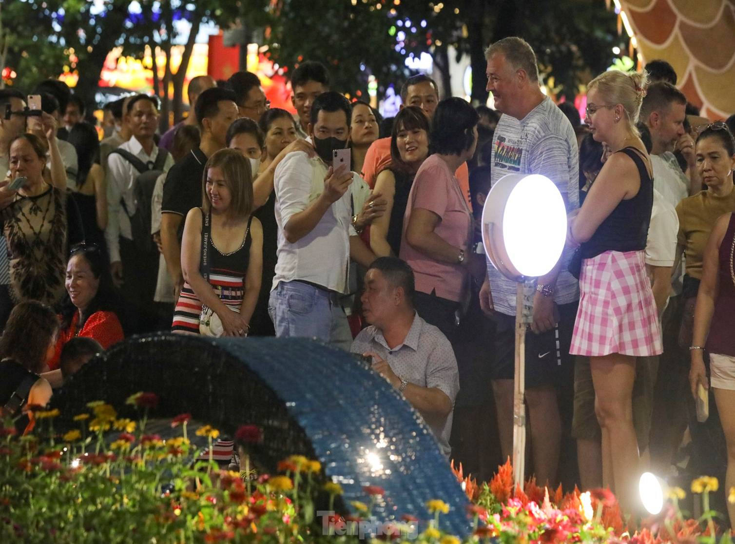 Biển người đổ về đường hoa Nguyễn Huệ săn rồng trong ngày khai mạc-14