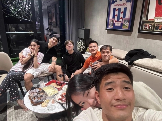 Diện mạo cực khác của Doãn Hải My khi ở nhà: Mặc áo đá bóng khác hẳn khi lên đồ” nhưng dân tình vẫn chú ý đến vòng 2-3