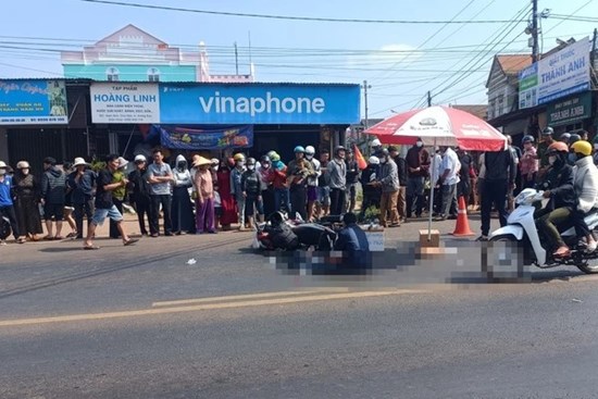 Người cha khóc nghẹn ôm thi thể con gái 3 tuổi tử vong trên đường về quê