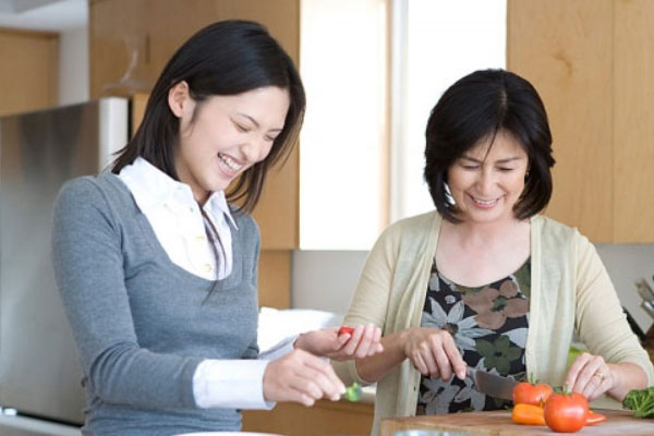 Sáng mùng 1 đi chúc Tết họ hàng thì bị mỉa mai tịt đẻ, lời mẹ chồng sau đó khiến con dâu sướng rơn-3