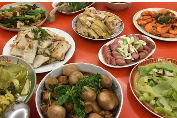 Một mình nấu mâm cơm Giao Thừa cho cả nhà chồng 14 người, nàng dâu có màn xử lý đỉnh như phim-1