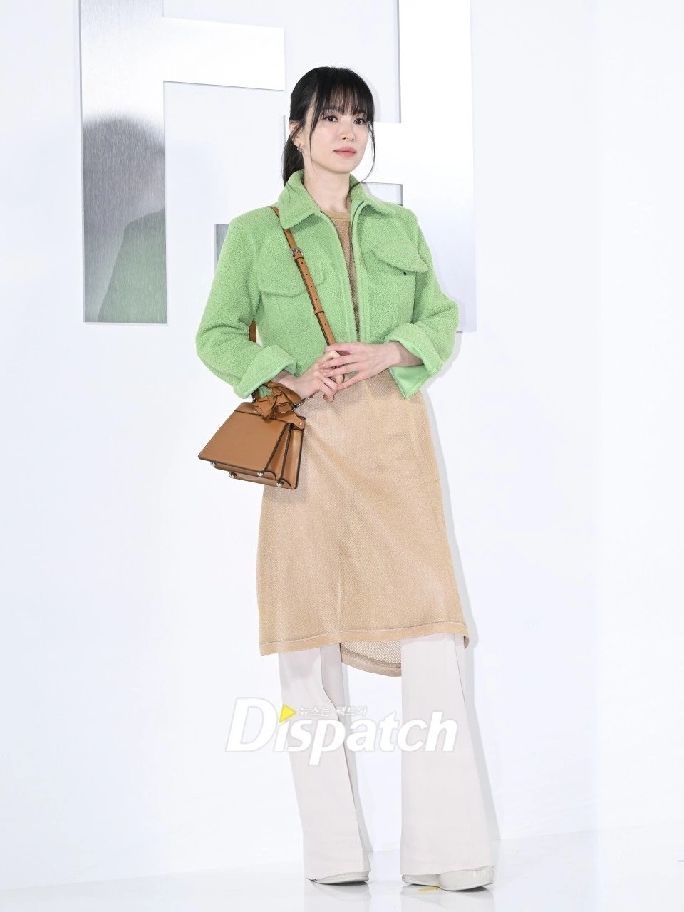 Mặc trang phục màu pastel trẻ trung và sang trọng như Song Hye Kyo với 9 công thức-4