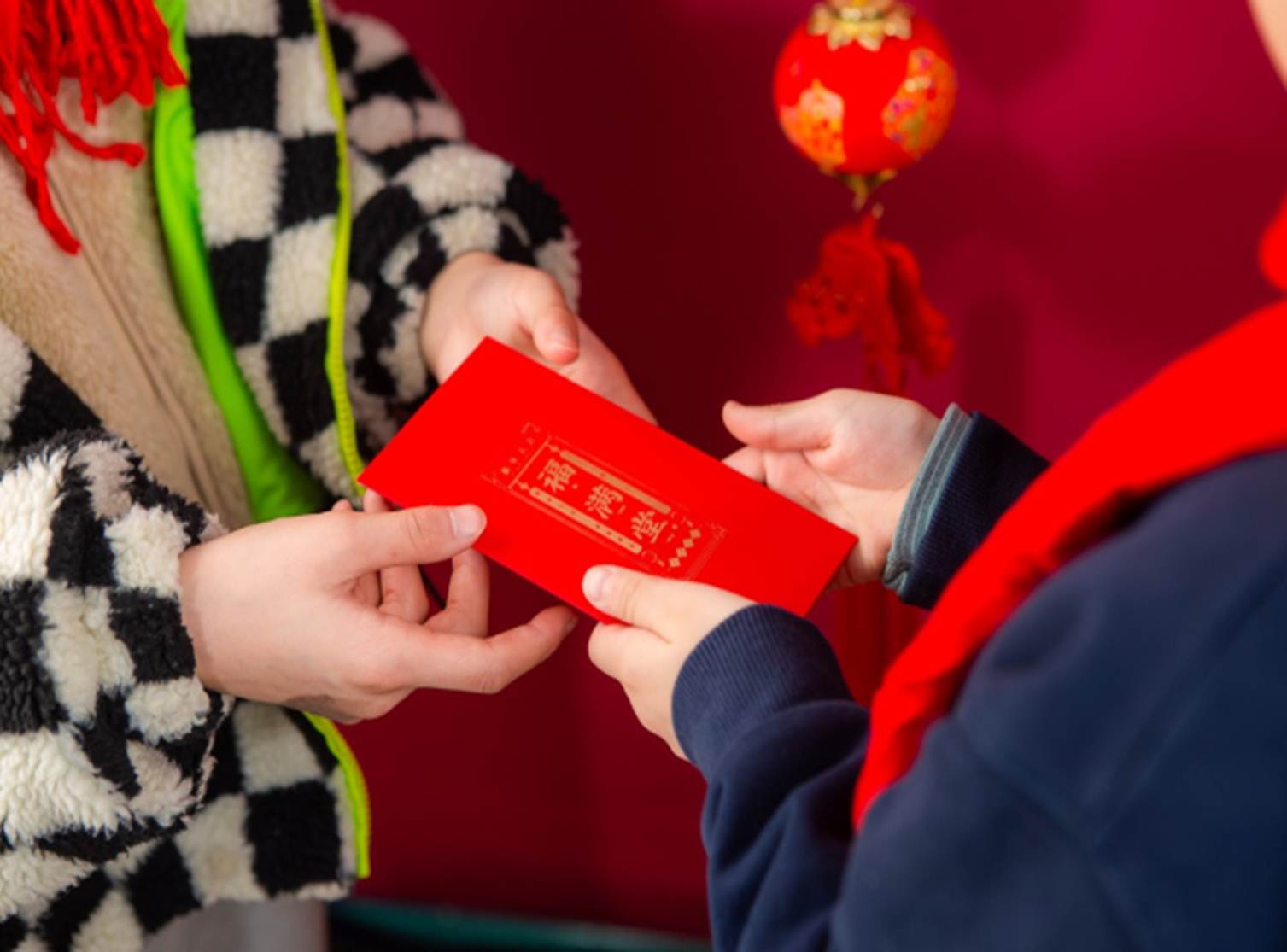 Sự khác biệt giữa trẻ được tự giữ tiền mừng tuổi và trẻ bị bố mẹ giữ hộ-1