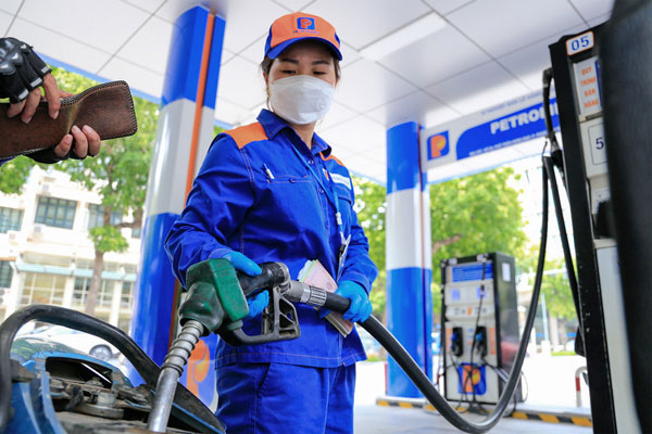 Giá xăng giảm mạnh trước Tết, RON 95 về sát mốc 23.000 đồng/lít-1