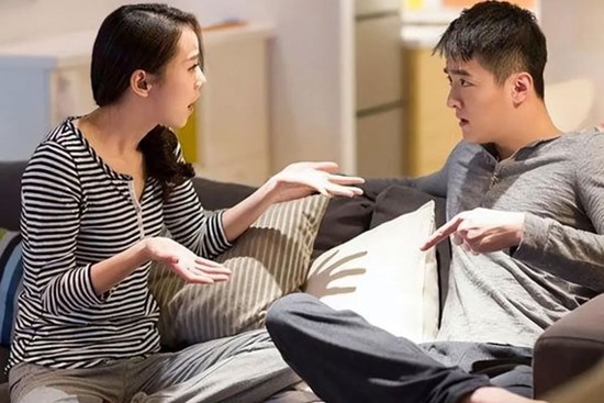 Không muốn mất mặt trước các anh chị, tôi muốn biếu bố mẹ 10 triệu nhưng câu nói của chồng làm tôi đau tê tái