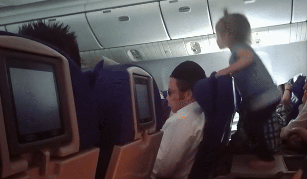 Video đứa trẻ khủng bố hành khách trên máy bay hút hàng triệu lượt xem, thái độ của bố mẹ đi cùng mới thực sự gây sốc-2