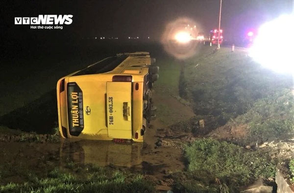 Lật xe khách chở 39 người ở Quảng Trị-1