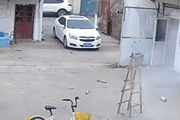 Clip: Châm lửa đốt pháo hoa, người phụ nữ bị nổ thẳng vào mặt-1