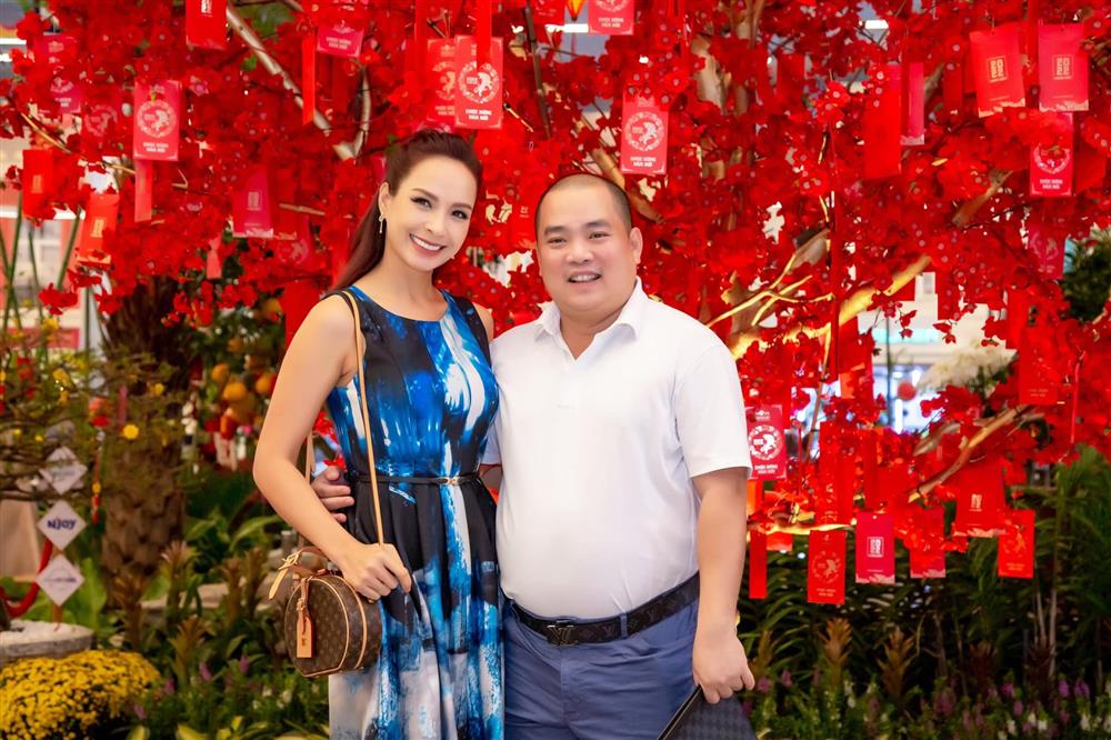 Không ăn Tết ở nhà nhưng biệt thự của cựu mẫu Thúy Hạnh vẫn rực rỡ, lộng lẫy đón Xuân-1