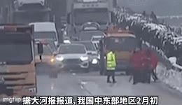 Về quê ăn Tết kẹt xe 6 ngày 5 đêm trên cao tốc Hồ Bắc, người đàn ông rối bời: Ước về nhà trước giao thừa!-1