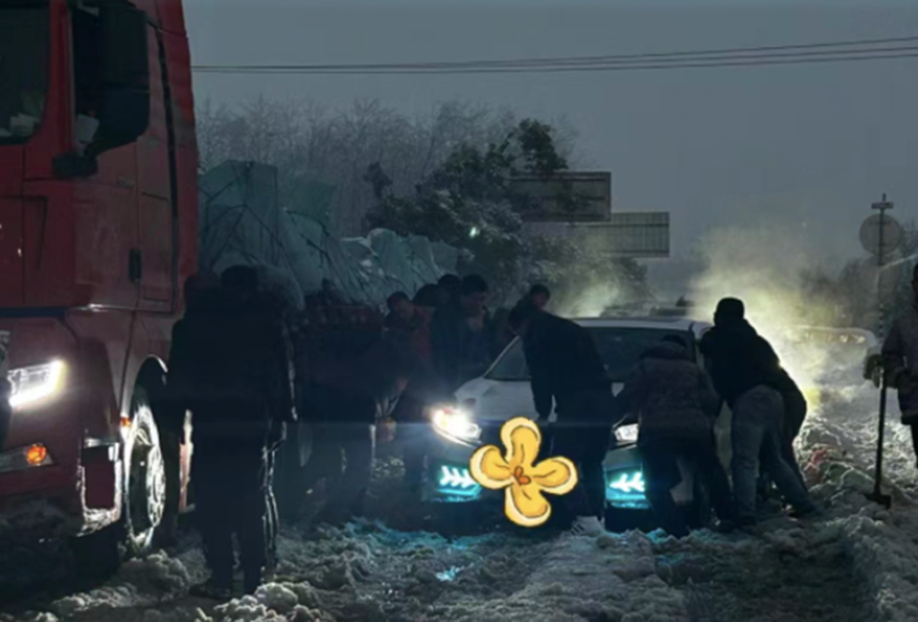 Về quê ăn Tết kẹt xe 6 ngày 5 đêm trên cao tốc Hồ Bắc, người đàn ông rối bời: Ước về nhà trước giao thừa!-3