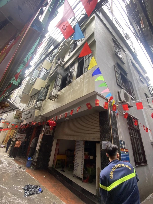Cháy nhà trên phố Miếu Đầm sáng 30 Tết, 3 người thoát nạn-2