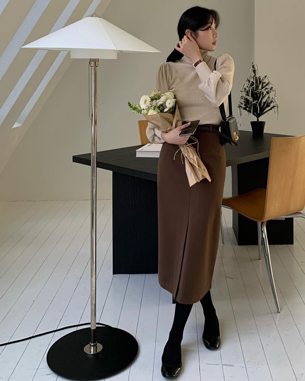 4 cách phối đồ với chân váy suông giúp chị em mặc đẹp xuyên Tết-1