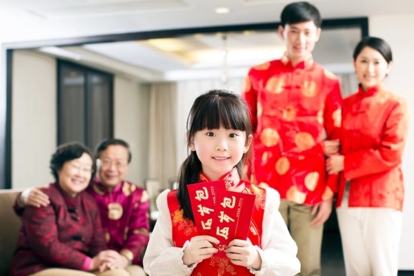 Được lì xì 200k, con trai nói một câu ngay trước mặt khách khiến bố mẹ ngượng chín mặt-2